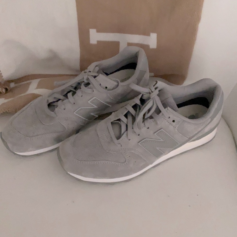 New Balance 696 running sneakers size 9.5